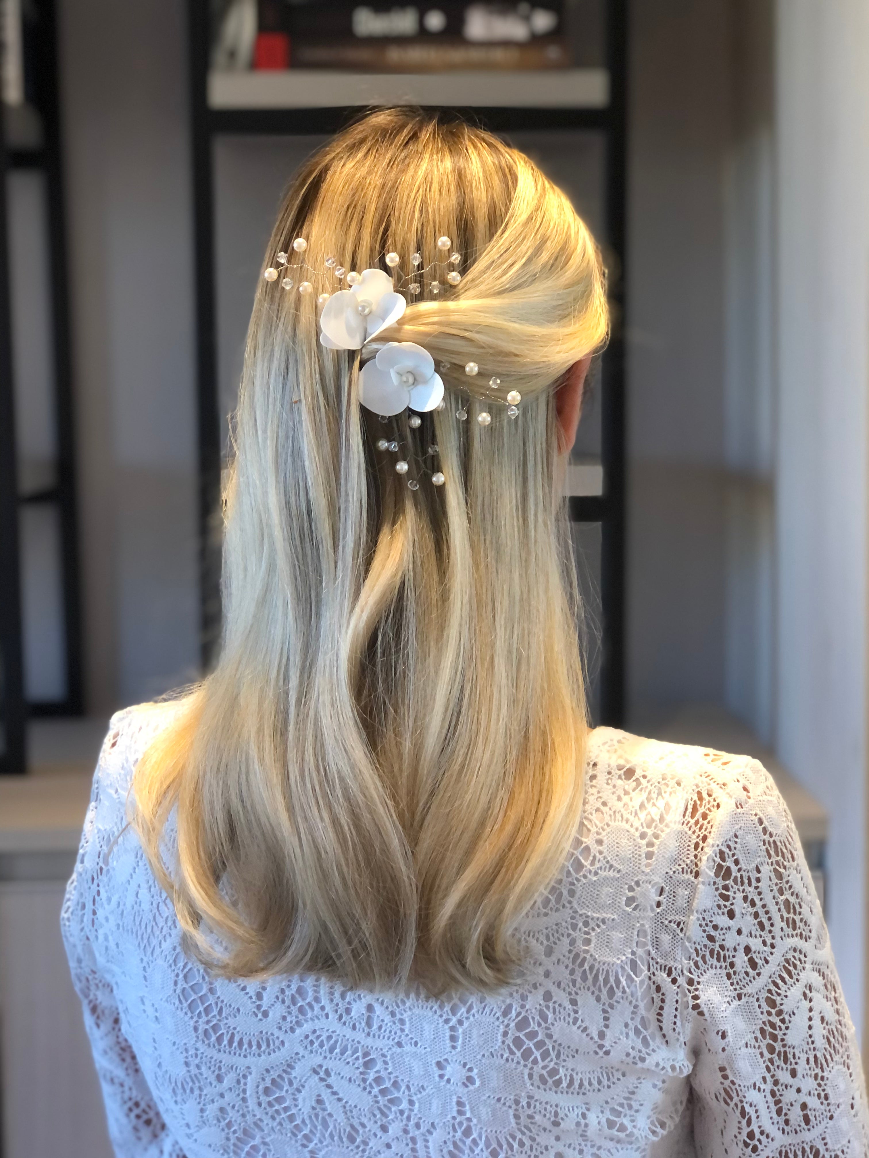 Grampo Orquídea em Cetim Bucol Premium na cor off white Rebeca Duas Damas Noivas