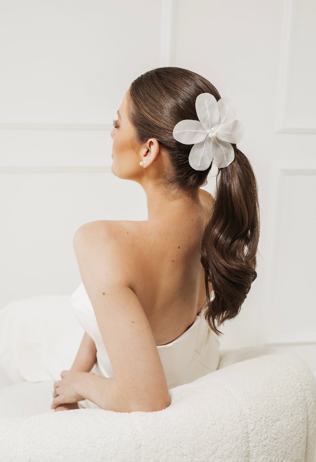 Pente Lírio em Gazar de Seda Off White Olivia Duas Damas Noivas