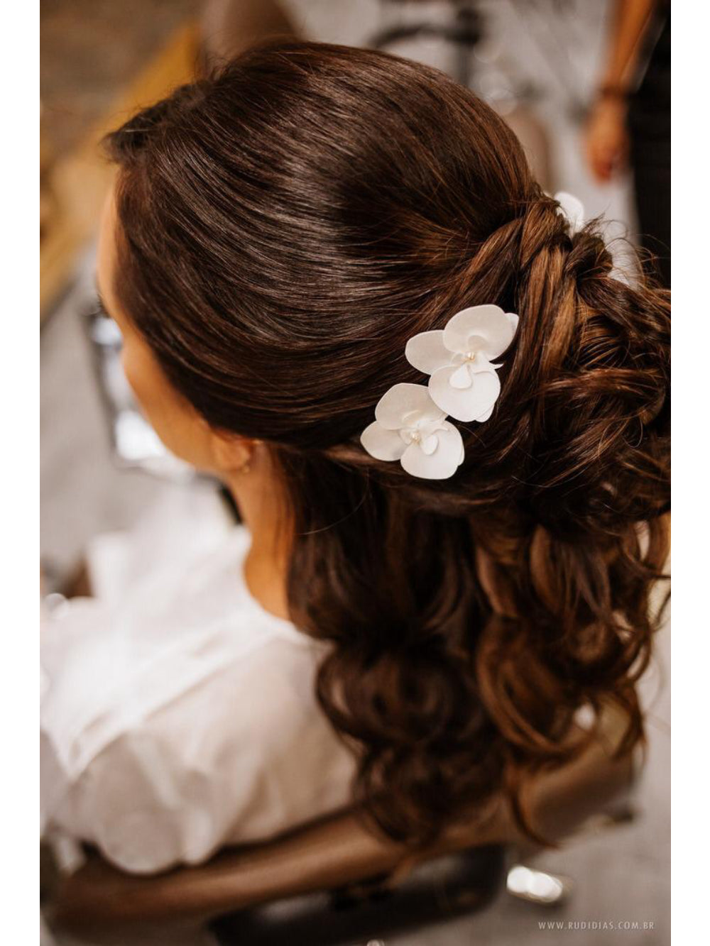 Grampo Orquidea em Cetim Bucol Premium Off White Bianca Duas Damas Noivas