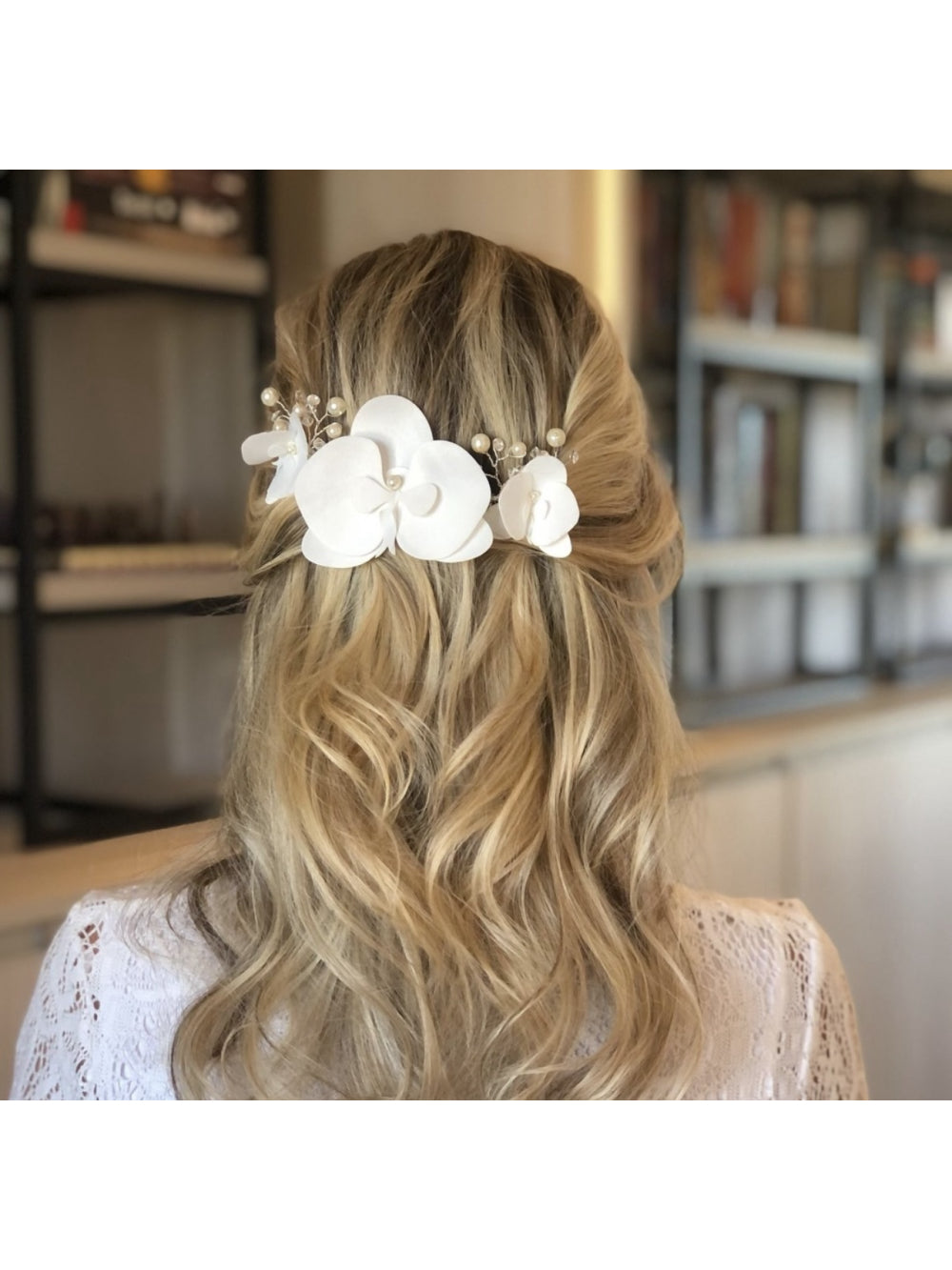 Pente Orquídea no Tecido Cetim Bucol Premium na cor Off White Sofia Duas Damas Noivas