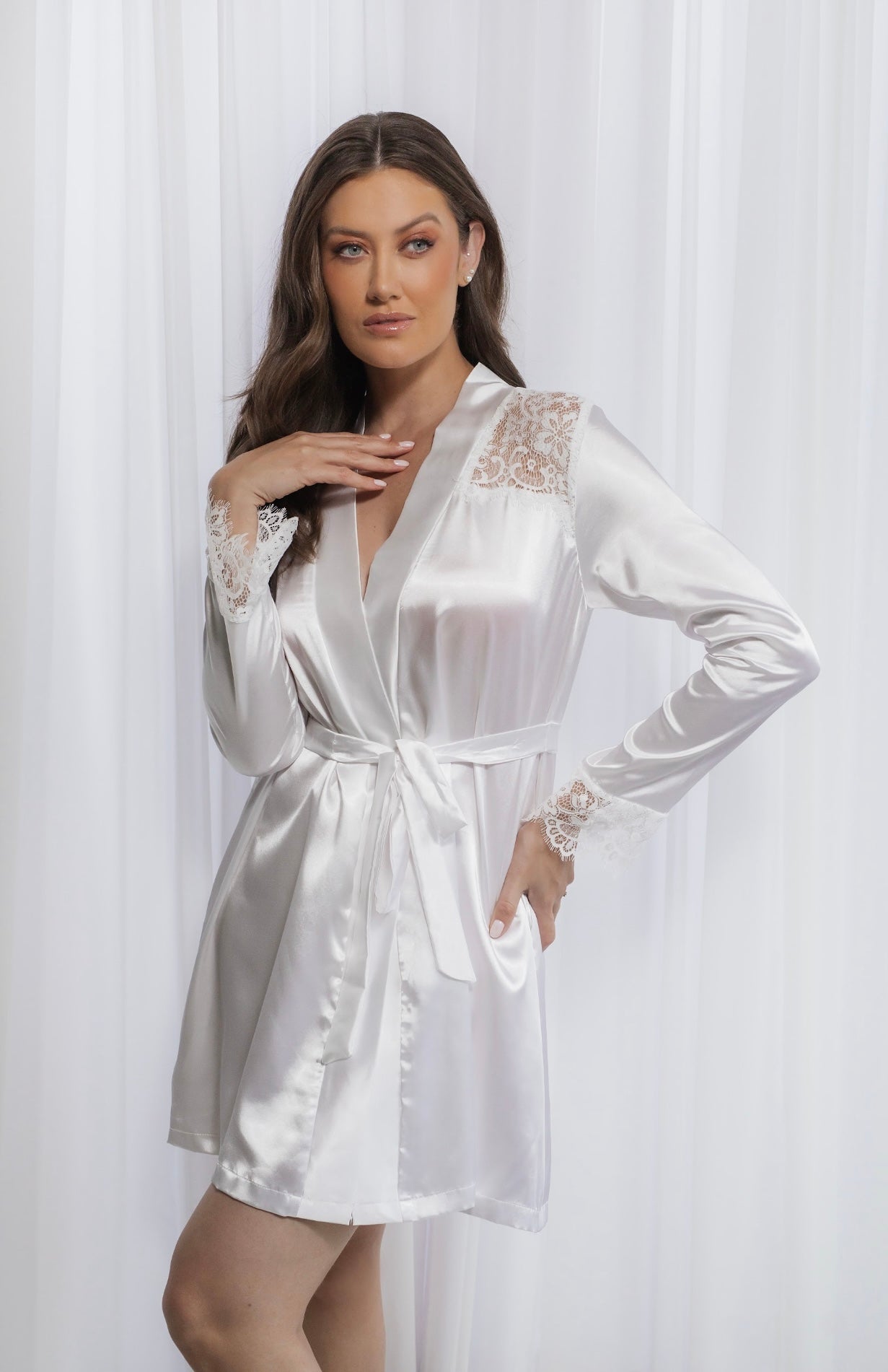 Robe para Noivas em cetim branco e renda Duas Damas Noivas
