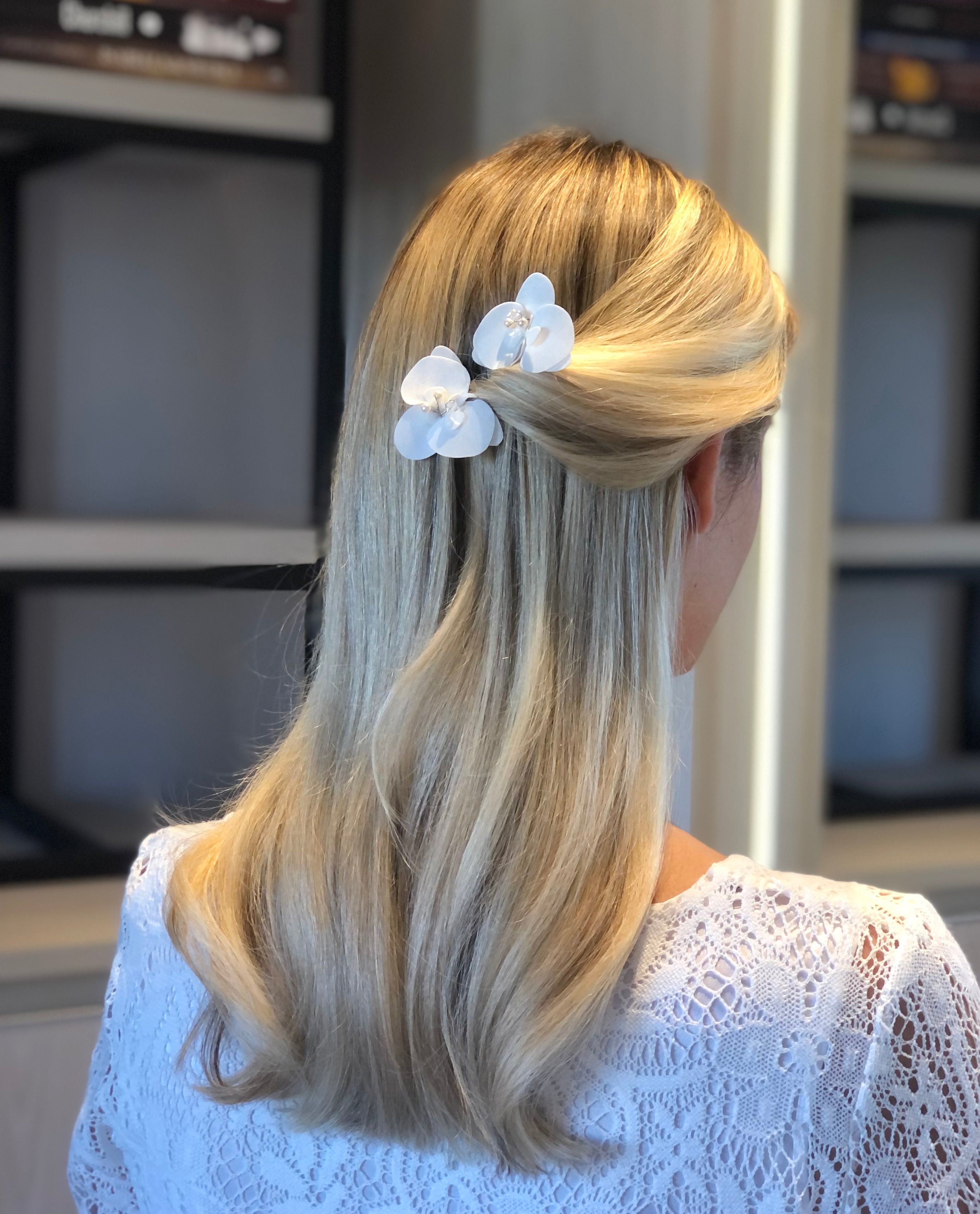 Grampo Orquidea em Cetim Bucol Premium Off White Bianca Duas Damas Noivas