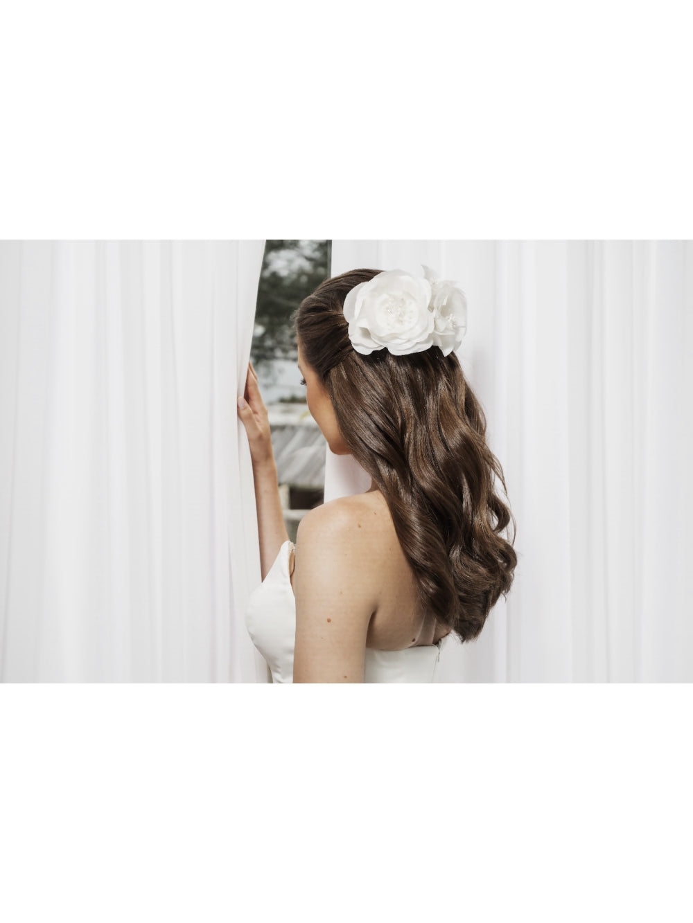 Tiara em flores de Gazar e Tafetá de Seda Off White Esmeralda Duas Damas
