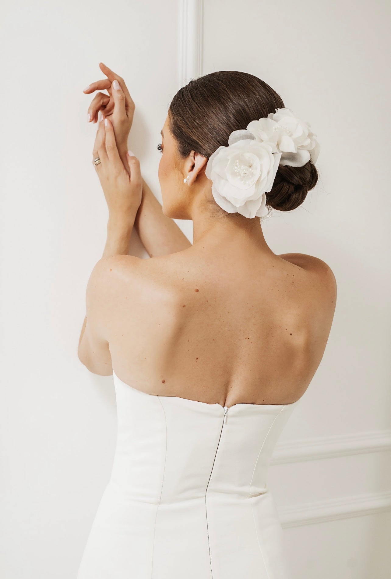 Tiara em flores de Gazar e Tafetá de Seda Off White Esmeralda Duas Damas