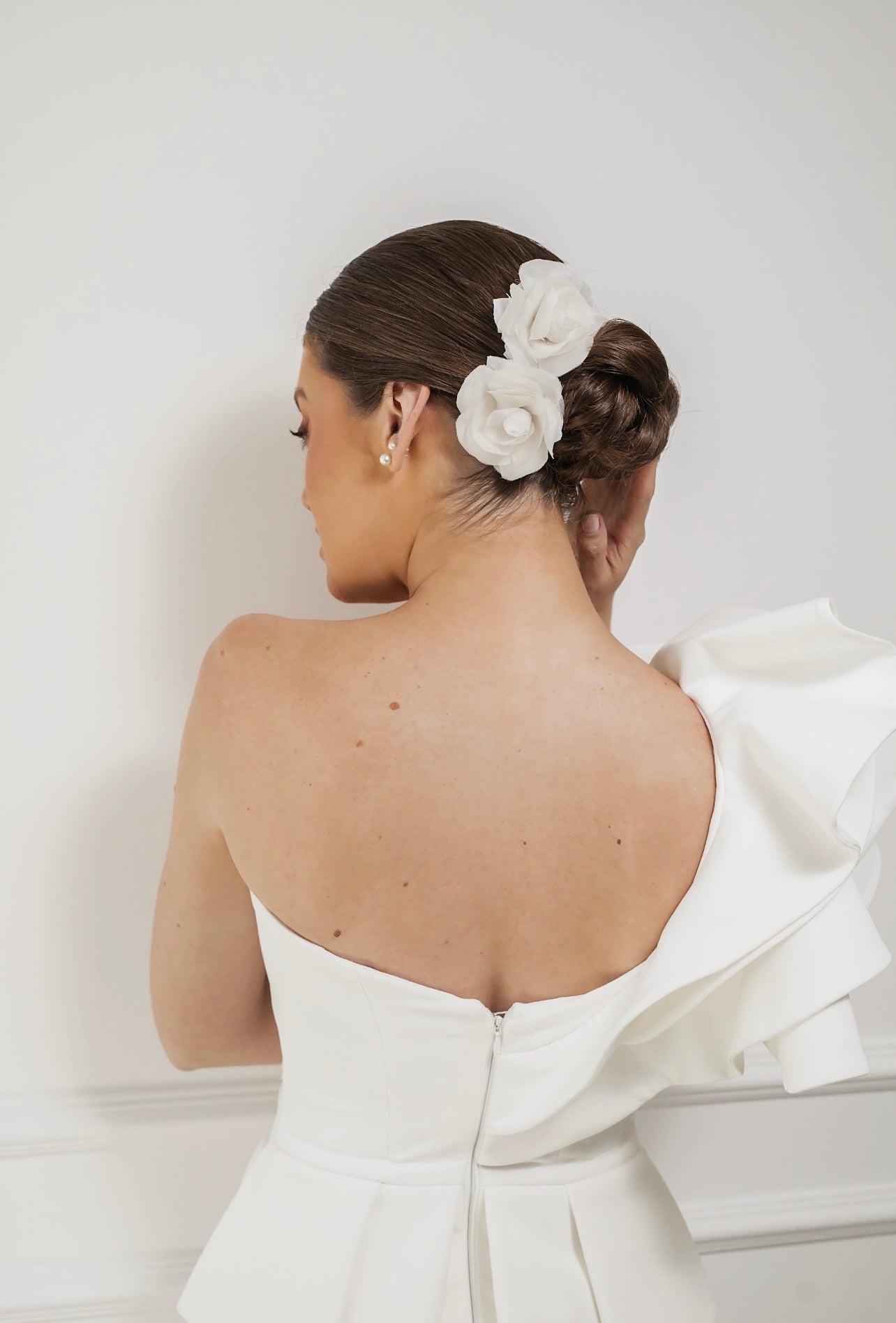 Pente Camélia no tecido Gazar de Seda na cor Off White Lavinia Duas Damas Noivas