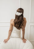 Tiara em Lirio no Gazar, Organza e Tafetá de Seda na cor Off White Ayla Duas Damas Noivas
