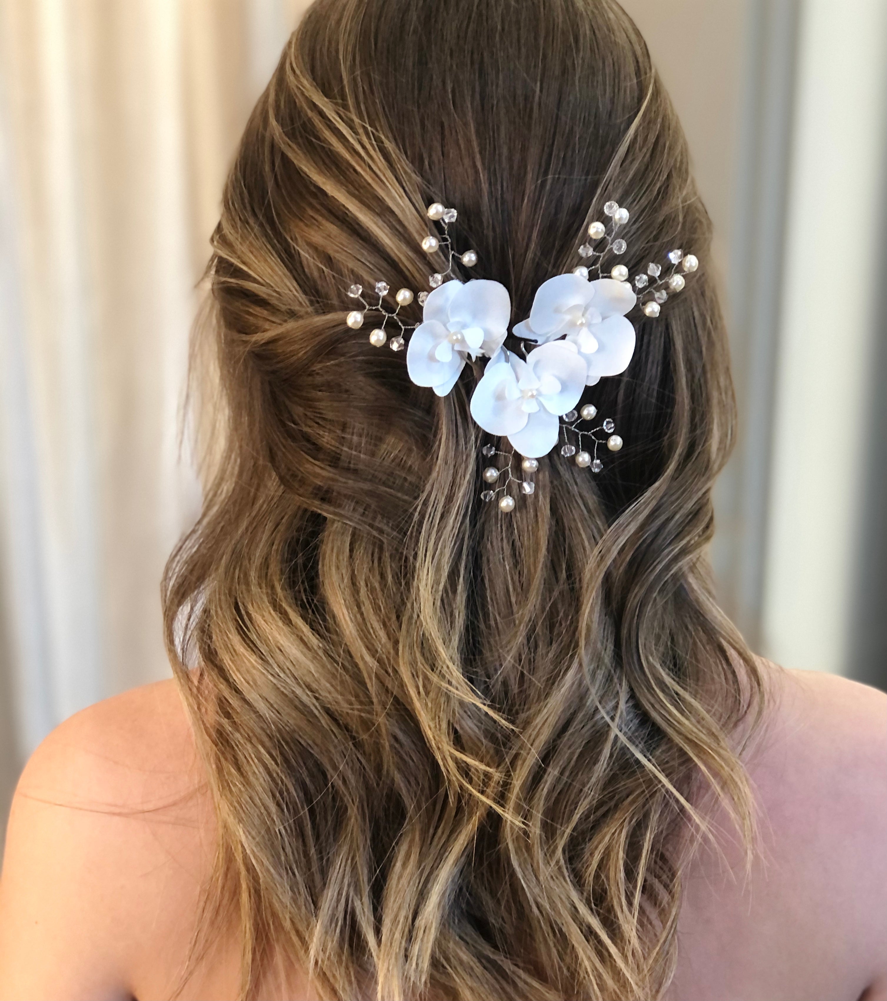 Grampo Orquídea em Cetim Bucol Premium na cor off white Rebeca Duas Damas Noivas