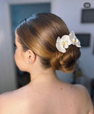 Grampo Orquidea em porcelana fria na cor branca Eliane Duas Damas Noivas