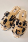 Pantufa de pelúcia onça